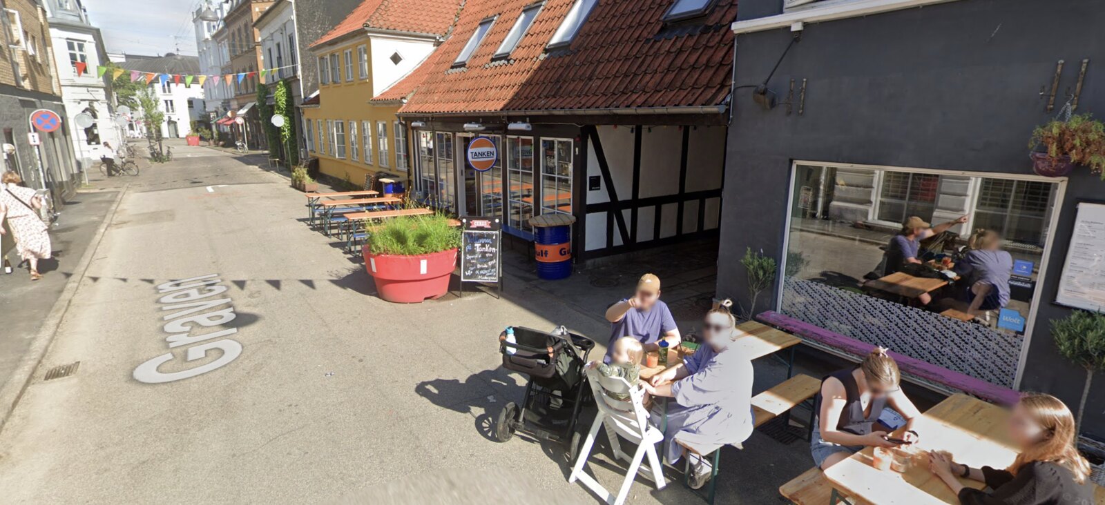 Street view showing the entrance route to Le Krib in the alley between TANKEN and GRØD on Graven